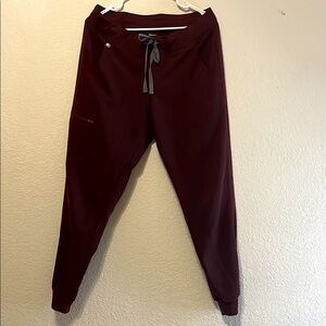 Women’s Figs maroon jogger scrub pants M